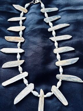 NECKLACE GREY/BLUE/WHITE AGATE SLICES WITH MATCHING GLASS BEADS & WHITE GLASS